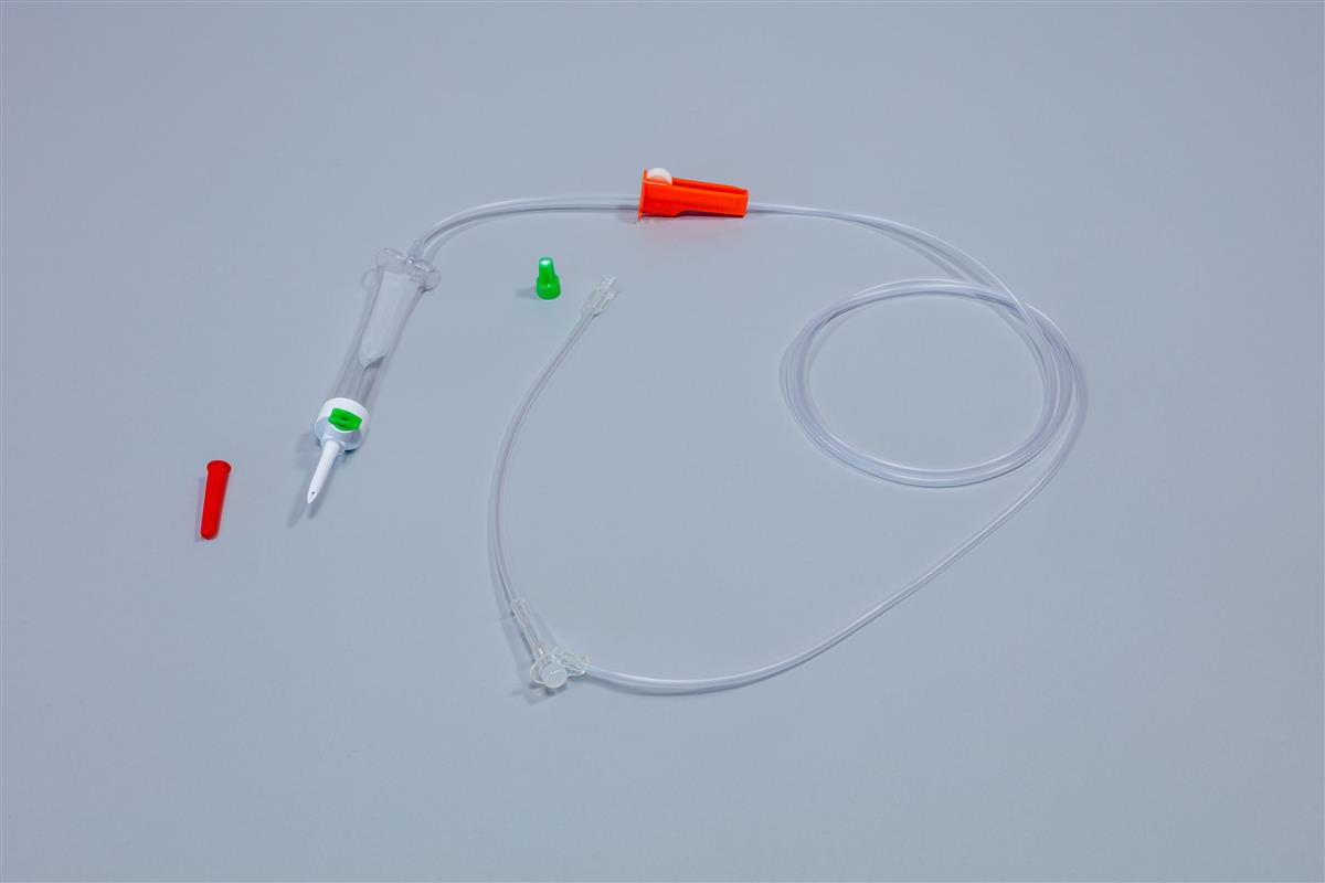 Sistema de adm. de sangue com perfurador incorporado na câmara e ponto de injeção em Y