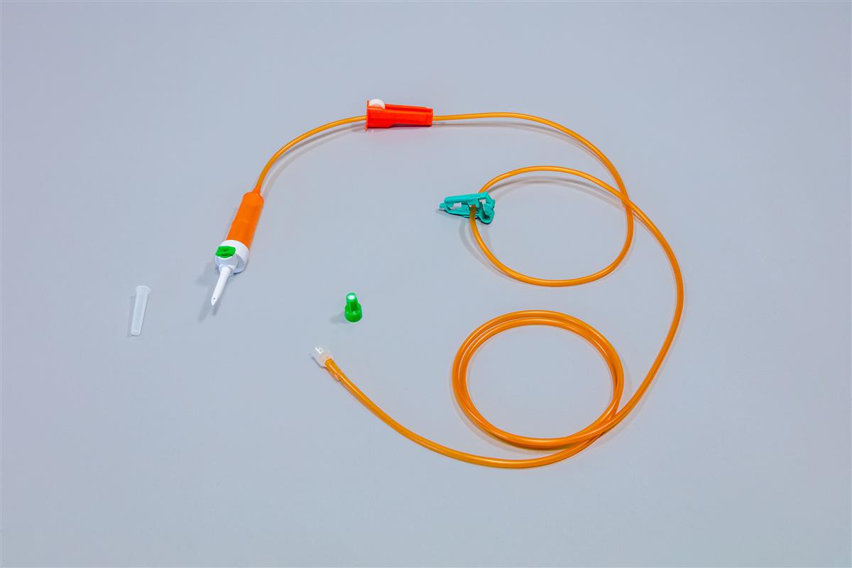 Admin system opaque serum pump with active flow clamp