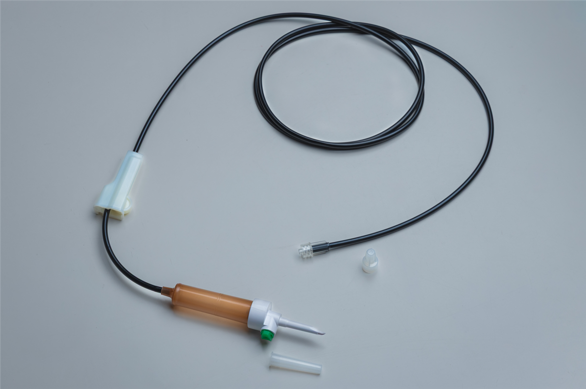 Black opaque serum administration system with luer